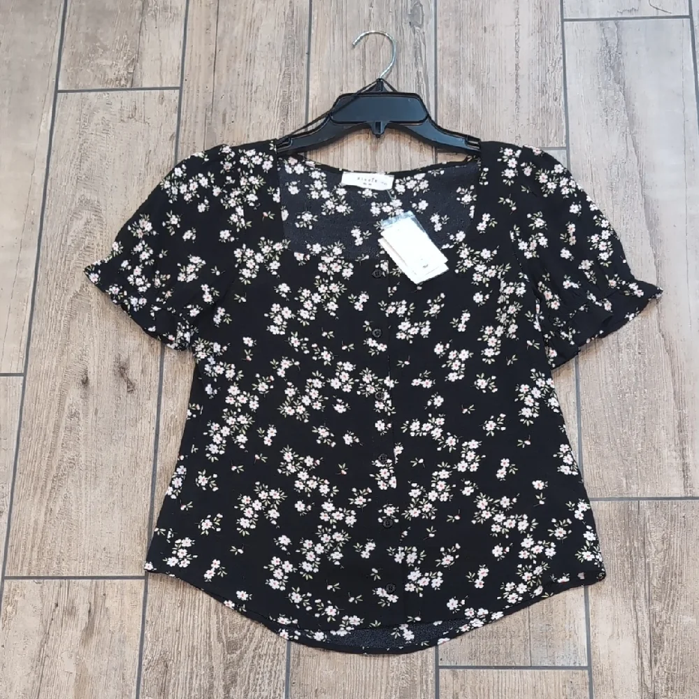 NEW Elodie Black and Floral Ruched Puff Sleeve Button Down Blouse